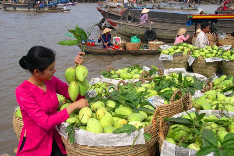 Puesto de fruta en el Mercado Flotante de Cai Be