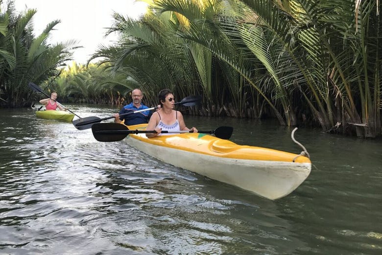Kayak en el bosque de manglar