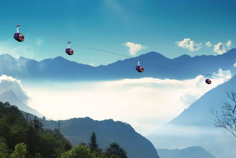 Breath-taking views of the Fansipan cable cars