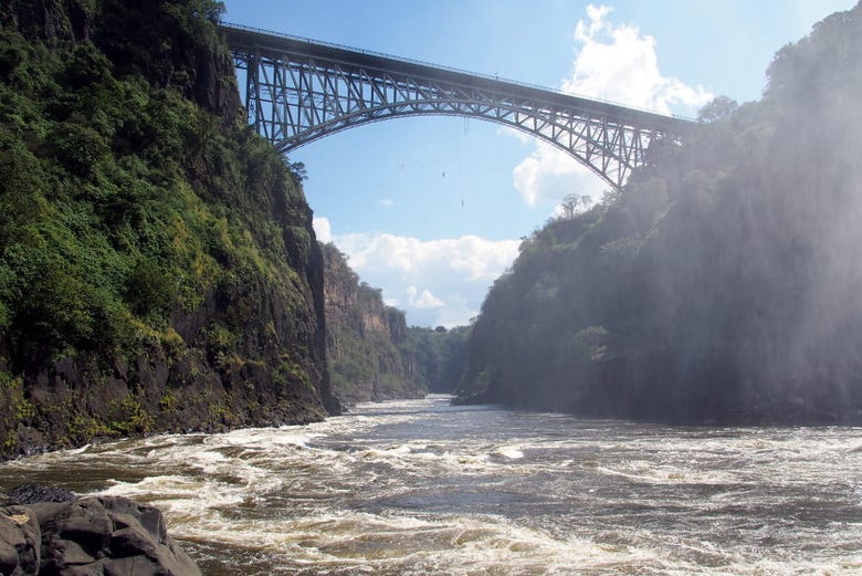 Un pont sur le fleuve du Zambèze